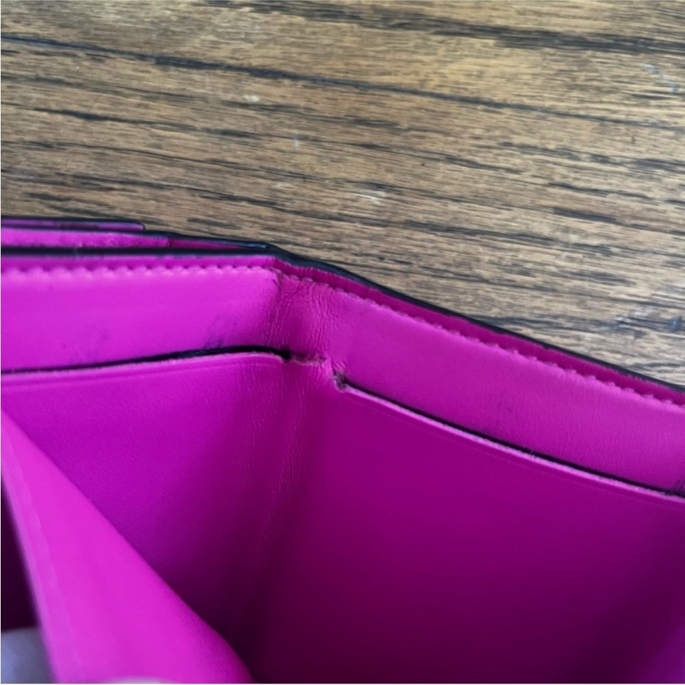 Louis Vuitton Taiga Rama Discovery Compact Wallet in a stunning hot pink color - Picture 5 of 9